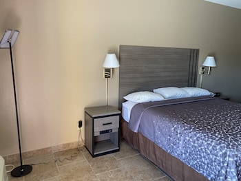 los fresnos inn and suites