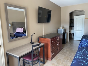 los fresnos inn and suites