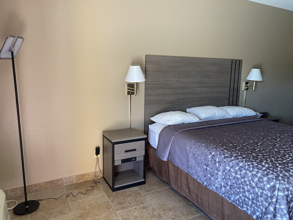 los fresnos inn and suites