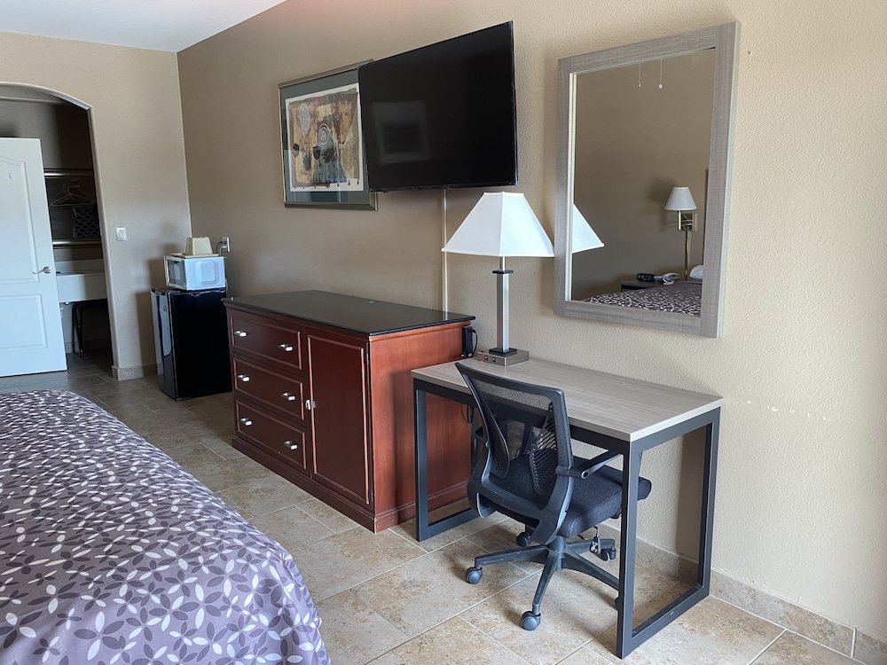 los fresnos inn and suites
