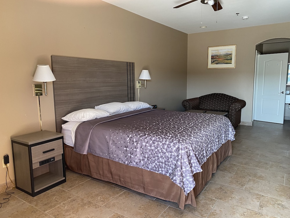 los fresnos inn and suites