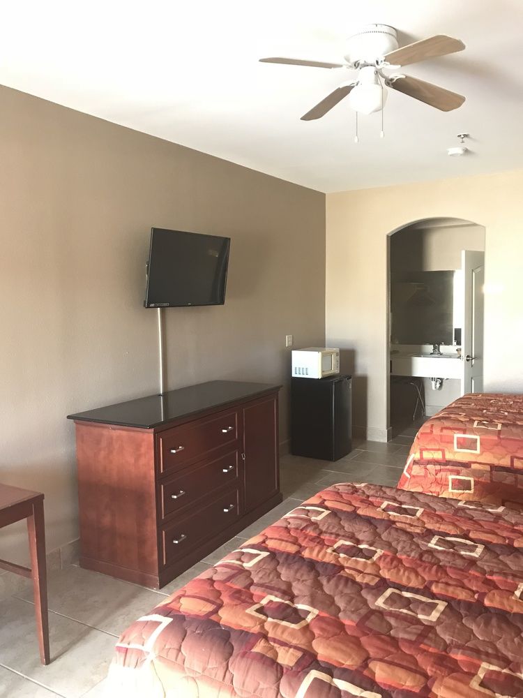los fresnos inn and suites