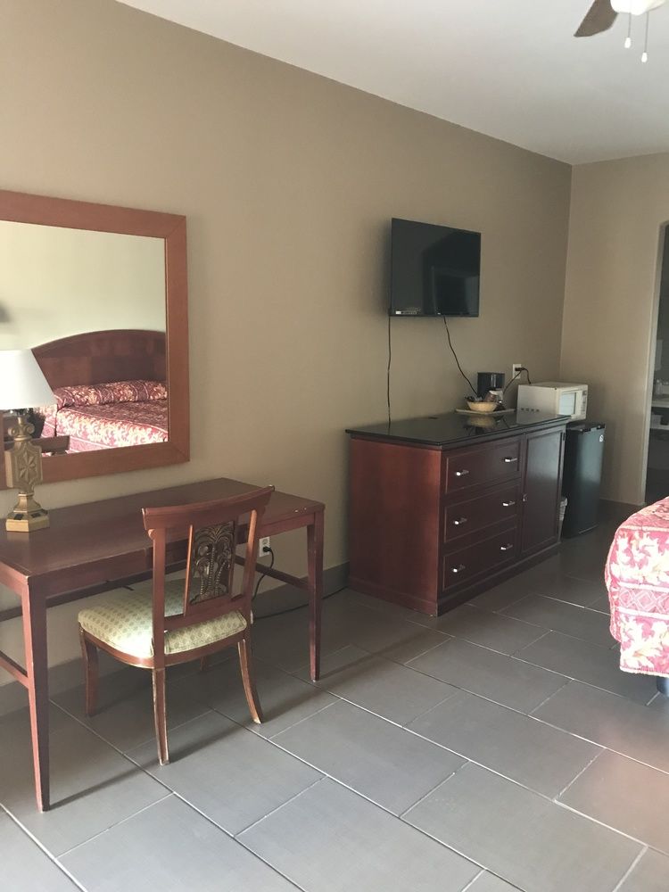 los fresnos inn and suites