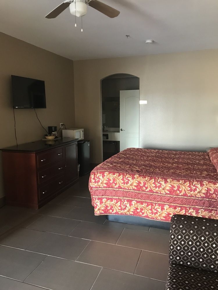 los fresnos inn and suites