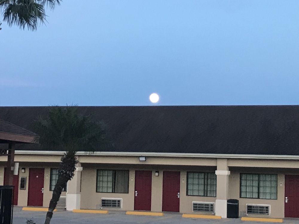 los fresnos inn and suites