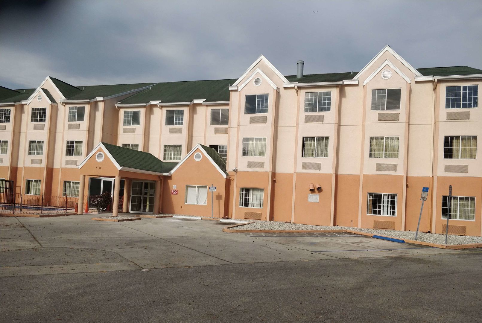 days inn and suites by wyndham tampa raymond james stadium