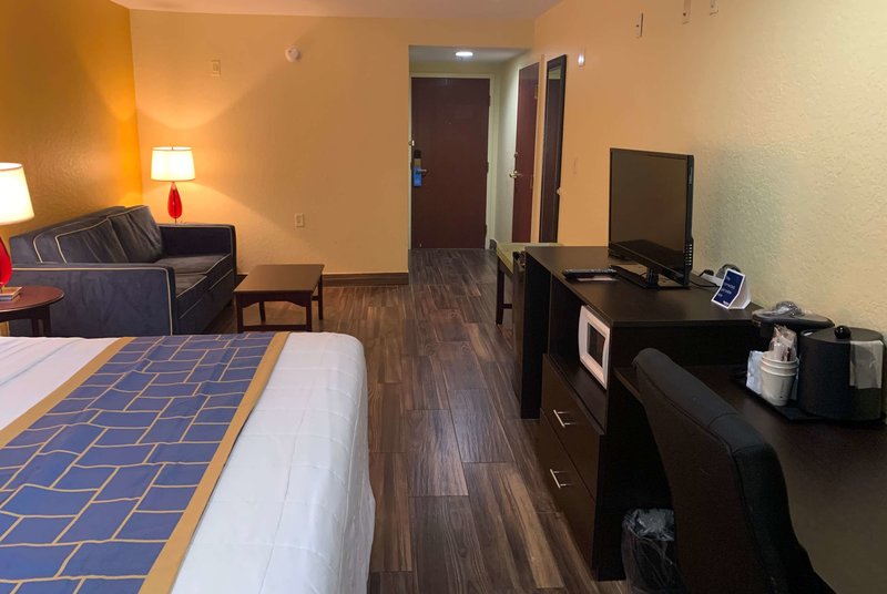 days inn and suites by wyndham tampa raymond james stadium