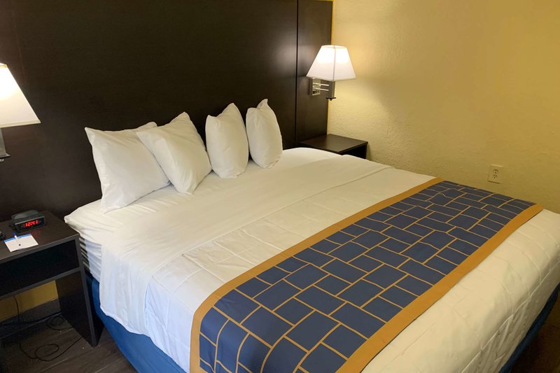 days inn and suites by wyndham tampa raymond james stadium