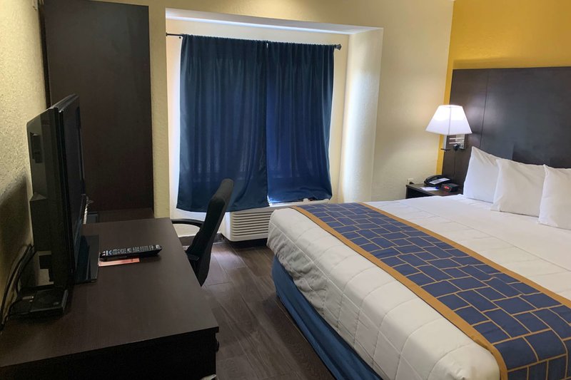 days inn and suites by wyndham tampa raymond james stadium