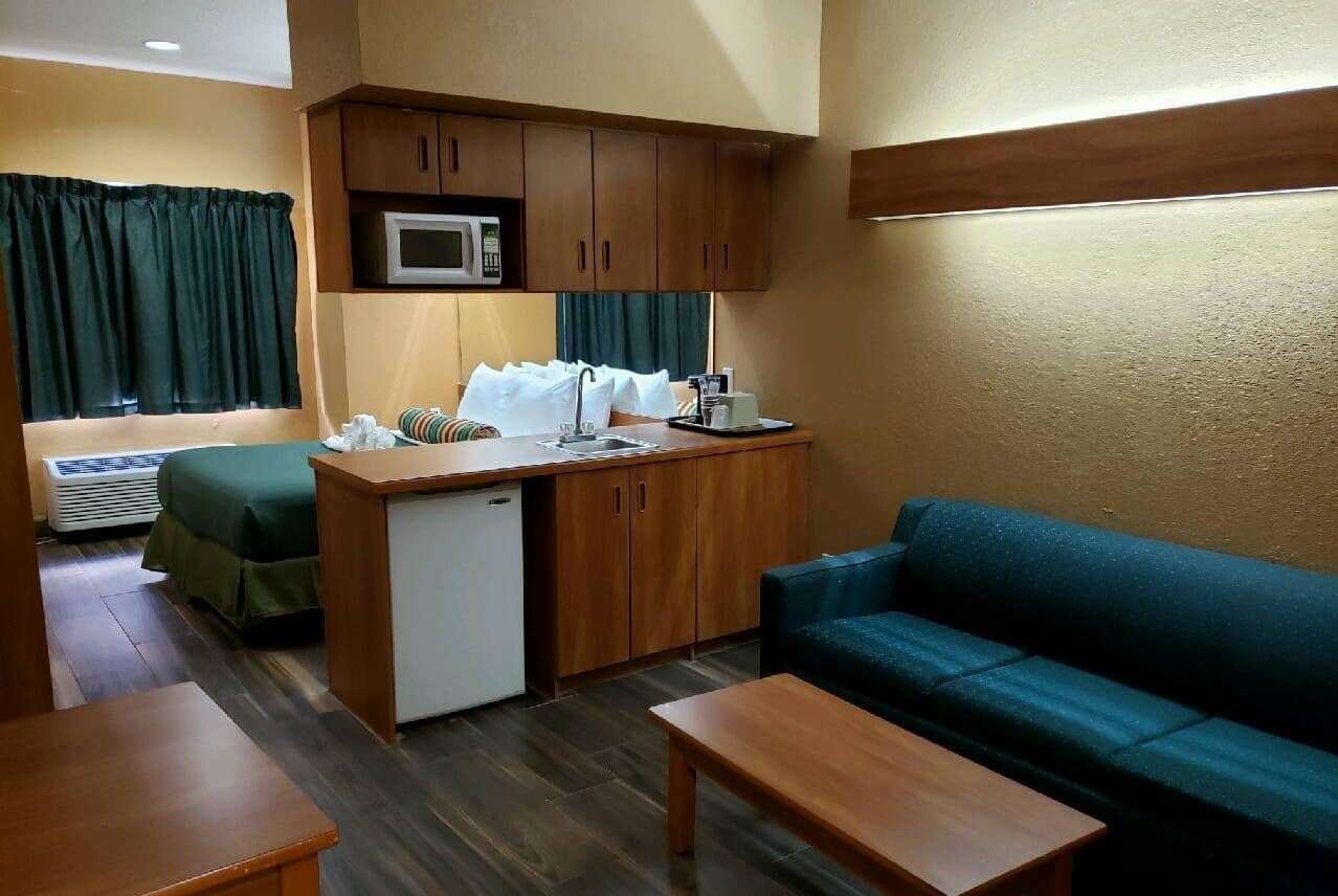 days inn and suites by wyndham tampa raymond james stadium