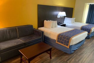 days inn and suites by wyndham tampa raymond james stadium