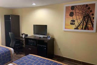 days inn and suites by wyndham tampa raymond james stadium