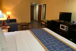 days inn and suites by wyndham tampa raymond james stadium