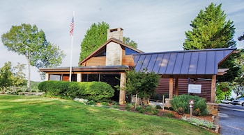 Mountain Top Inn And Resort,Columbus>>Callaway Gardens,3 star