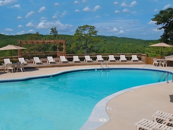 Mountain Top Inn And Resort,Columbus>>Callaway Gardens,3 star