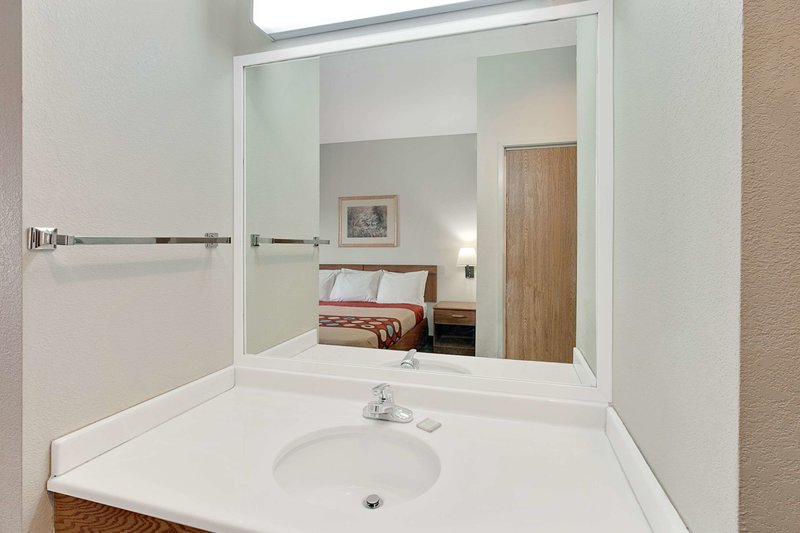 super 8 by wyndham hampshire il