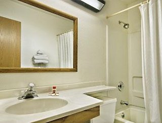 super inn in lansing