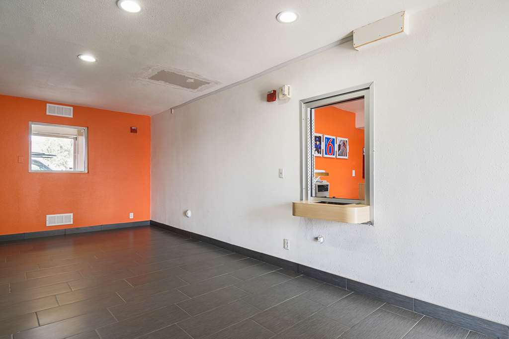 motel 6 lost hills ca