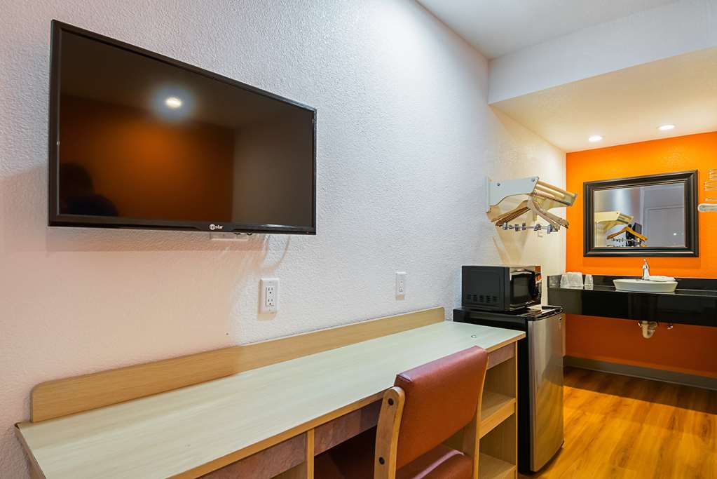 motel 6 lost hills ca