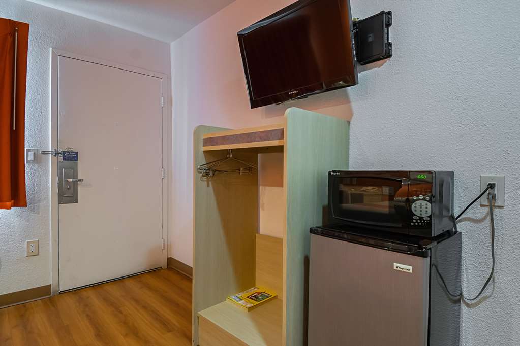 motel 6 lost hills ca