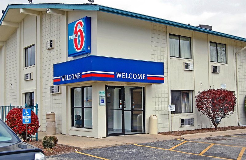 motel 6 normal il bloomington area