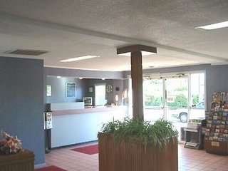 red carpet inn louisville