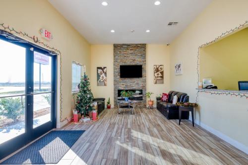 Oyo Hotel Rosenberg Tx I-69,Near Fort Bend County Fairgrounds,3 star