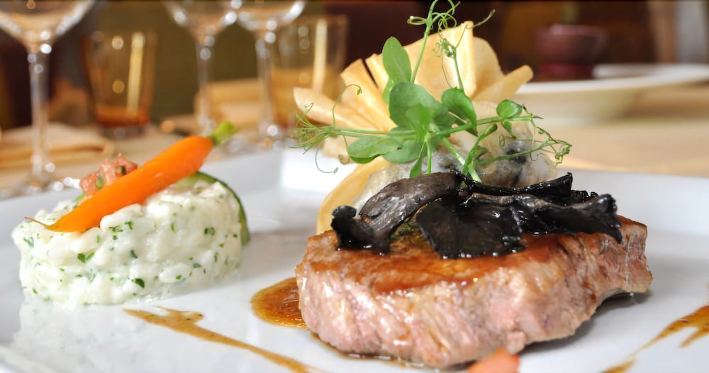 hotel restaurant crystal