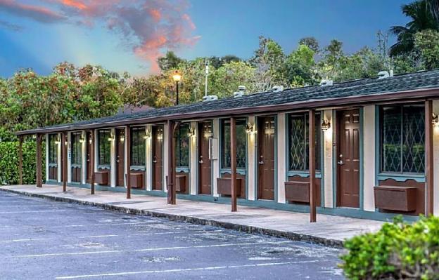 spinnaker inn of naples