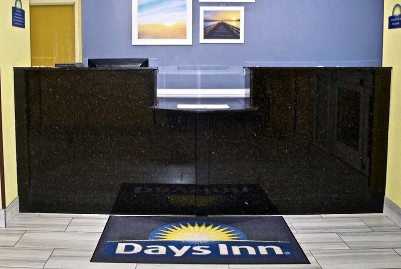 Days Inn & Suites By Wyndham Augusta Near Fort Eisenhower