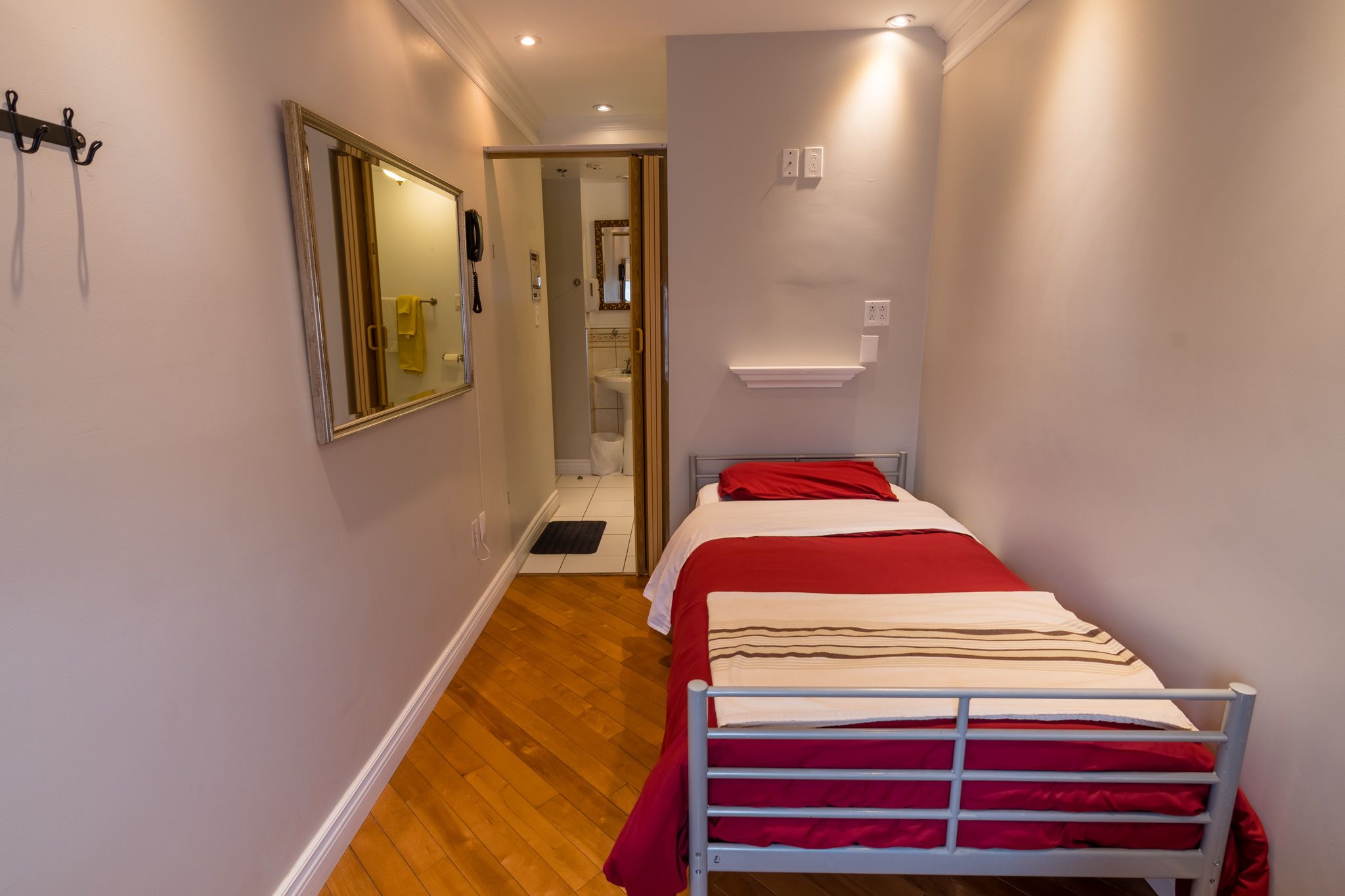 samesun montreal central hostel