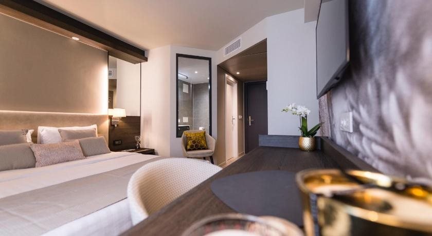 ambassador boutique hotel