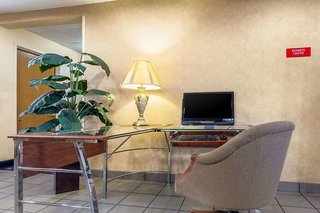 econo lodge inn and suites evansville