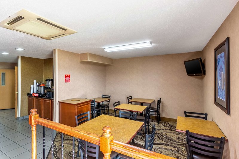 econo lodge inn and suites evansville