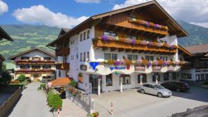 Central Hotel & Apart Mit Landhaus,Near Spieljoch Cable Car,3 star