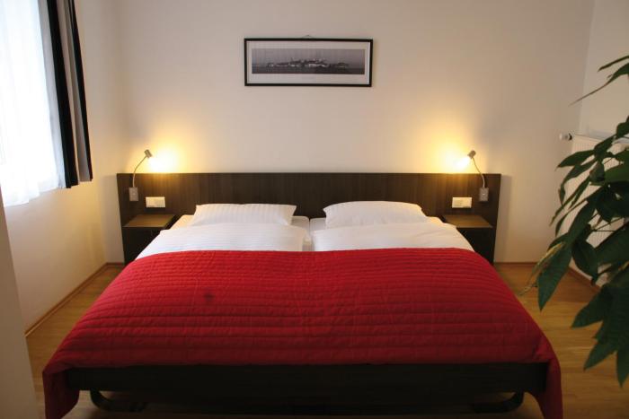 alcatraz hotel am japanischen garten