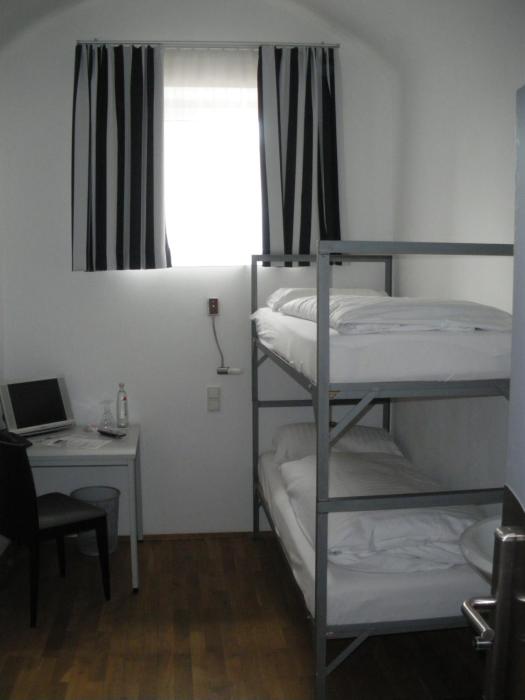 alcatraz hotel am japanischen garten