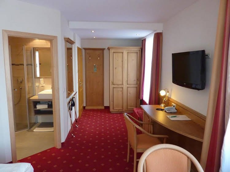 hotel holl