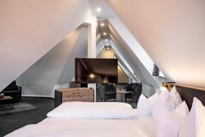 hotel and restaurant post
