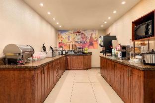 Travelodge By Wyndham Oshawa Whitby,Ontario>>Durham,2 star