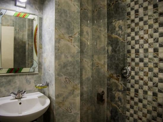 Hotel Golden Sky,Charbagh>>Lucknow,2 star