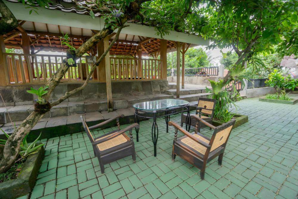 spot on 93612 kencana homestay syariah near masjid al barokah kanyuran