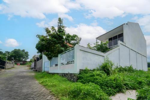 spot on 93612 kencana homestay syariah near masjid al barokah kanyuran