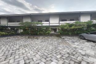 spot on 93740 madame guesthouse