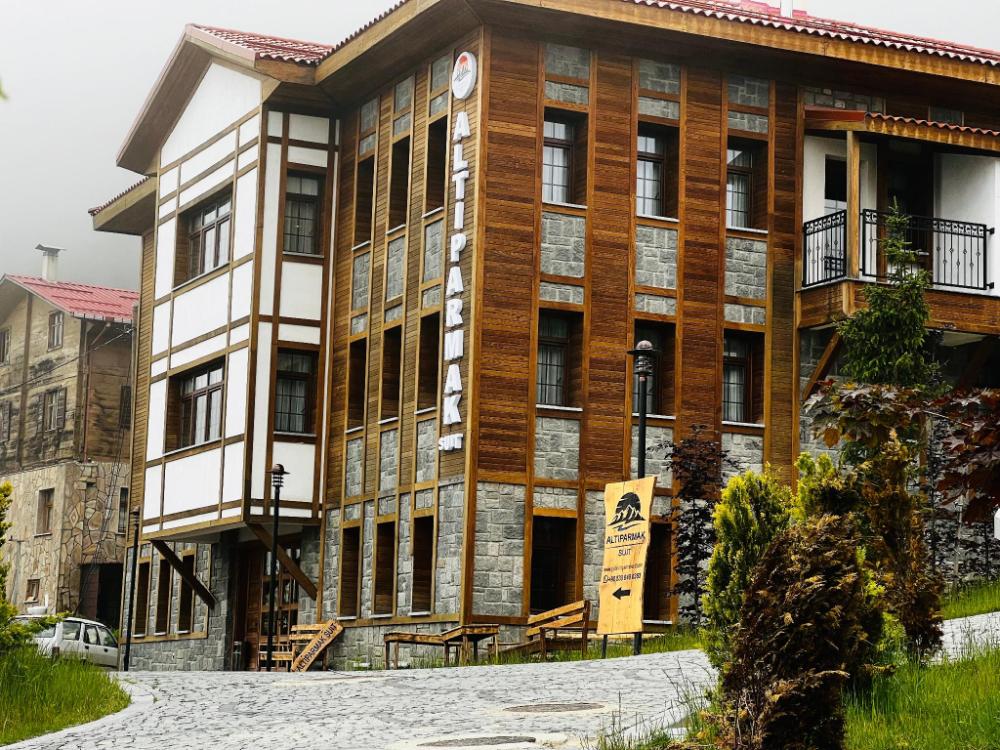 ayder altiparmak suit