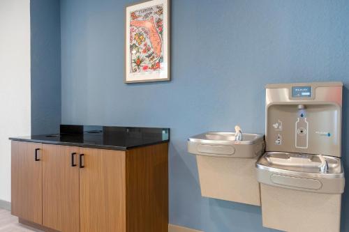 hometowne studios by red roof tampa airport