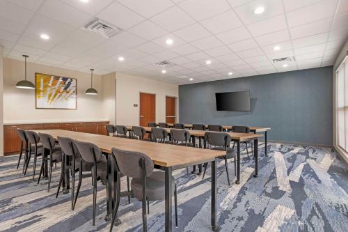 comfort inn and suites huntsville near university