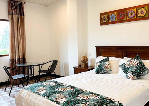 crown royale hotel and lounge