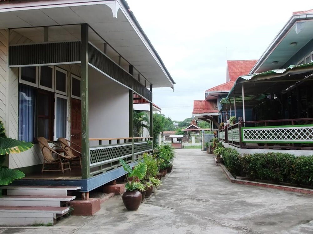 nanda wunn hotel hostel