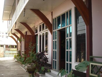 nanda wunn hotel hostel